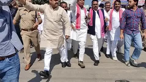 बुढ़ाना: कस्बे के रामछेल तिराहे पर आर्थिक मदद का चेक देने जा रहे समाजवादी पार्टी कार्यकर्ताओं को पुलिस ने रोकने का प्रयास किया