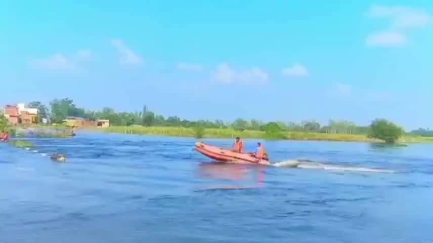 लखीमपुर: बनवारीपुर रपटा पुल पर युवक के डूबने की आशंका, दूसरे दिन भी नहीं मिला सुराग; सुबह 9 बजे से चल रहा सर्च अभियान