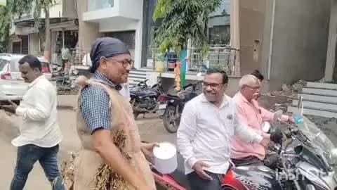 चाकूर: चाकूरमध्ये काँग्रेसचे ‘भीक मागो’ आंदोलन,शेतकरी-शेतमजुरांच्या न्याय्य हक्कांसाठी सरकारचे लक्ष वेधले