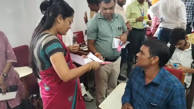कलेक्टर श्री अंशुल गुप्ता के मार्गदर्शन में जिला मुख्यालय पर आयोजित जनसुनवाई में जिला पंचायत सीईओ श्रीमती सुरभि तिवारी समेत अन्य अधिकारियों ने स्वयं आवेदकों के पास पहुंचकर उनकी समस्याएं सुनीं। #जनसुनवाई #Vidisha