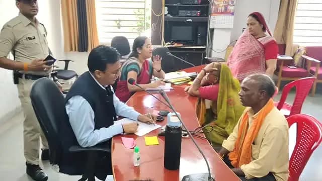 कलेक्टर श्री अंशुल गुप्ता ने जिला मुख्यालय पर आयोजित जनसुनवाई कार्यक्रम में आवेदकों की समस्याएं सुनीं और संबंधित अधिकारियों को प्रकरणों के त्वरित एवं नियमानुसार निराकरण के निर्देश दिए। #जनसुनवाई #Vidisha
