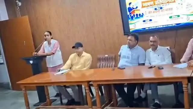 हाटा: ‘मेरे सपनों का भारत’ पर जिला स्तरीय भाषण प्रतियोगिता, युवाओं ने विकसित भारत के सपने रखे