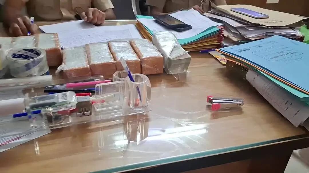 महनार: कागज की गड्डी को नोट बताकर ठगी करने वाला गिरोह पकड़ा, दो गिरफ्तार