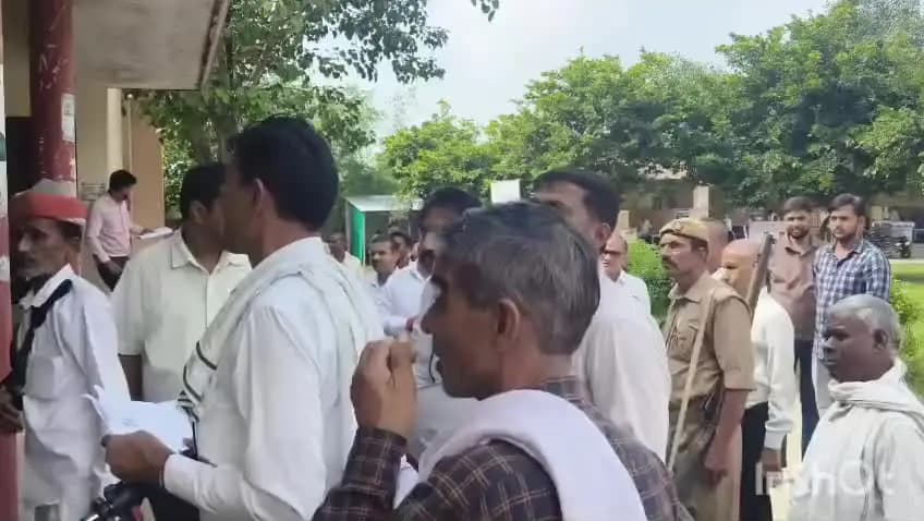 ताखा: ताखा तहसील परिसर में उपजिलाधिकारी ने फर्जी वकीलों पर की बड़ी कार्रवाई