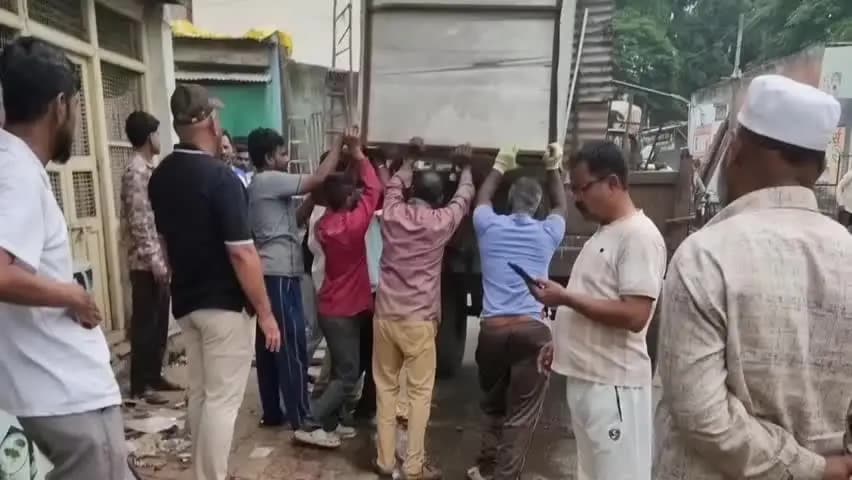 जालना: जालना मनपाची धडक कारवाई; रेल्वे स्टेशन रोडवरील 70 अनधिकृत टपर्या व गोकुळधाम सहकार कॉलनी परिसरातील 3 शेड हटविले