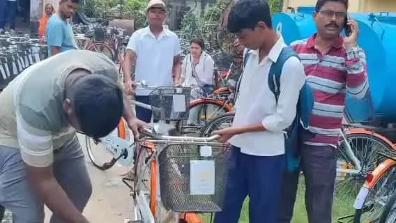 বজবজ ১: বজ বজ পৌরসভা থেকে সারথি প্রকল্পের সাইকেল বিভিন্ন স্কুলের ছাত্র-ছাত্রীদের হাতে তুলে দেয়া হলো।