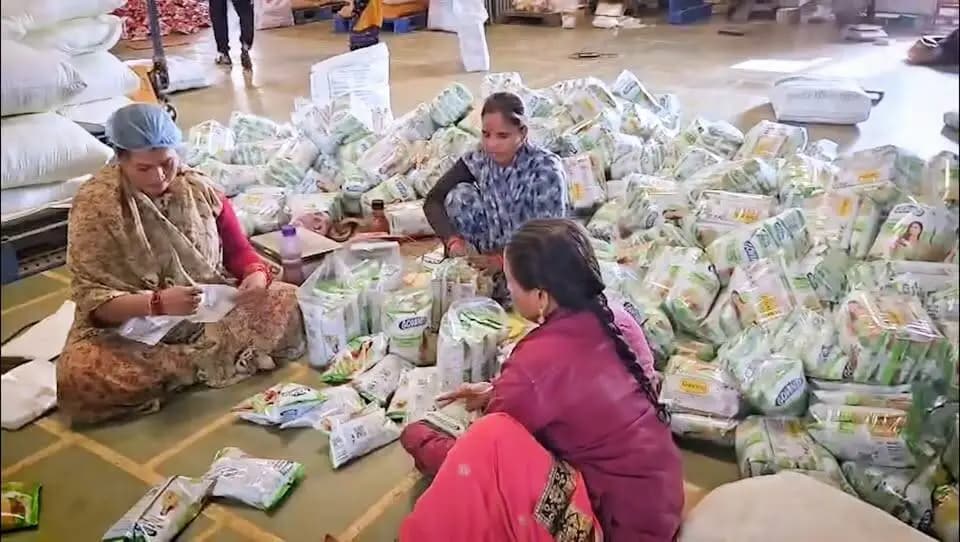 #सेवा_संकल्प_अभियान
उद्योग से रोजगार, रोजगार से समृद्धि
#दतिया के गोविंद मसाला उद्योग ने स्वरोजगार को बढ़ावा देते हुए स्थानीय स्तर पर 80 लोगों को रोजगार से जोड़ा है।
#मध्यप्रदेश शासन की विभिन्न योजनाओं का लाभ लेकर उद्योग ने उत्पादन का विस्तार किया और रोजगार के नए अवसर सृजित किए।
Dr Mohan Yadav
CM Madhya Pradesh
Jansampark Madhya Pradesh
#CMMadhyaPradesh #SevaSankalpAbhiyan #JansamparkMP #MadhyaPradesh