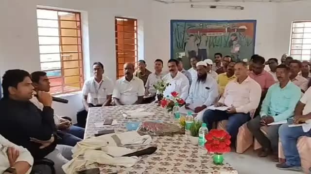 प्रखंड बड़हरा कोठी में अकादमिक एवं प्रशासनिक सुधार को लेकर गुरु गोष्ठी का आयोजन:-
बड़हरा कोठी: प्रखंड अंतर्गत अकादमिक एवं प्रशासनिक गतिविधियों के सुचारू संचालन और शैक्षणिक गुणवत्ता में सुधार के दृष्टिकोण से एक महत्वपूर्ण 'गुरु गोष्ठी' का आयोजन किया गया।
इस बैठक में शिक्षा व्यवस्था को और अधिक सुदृढ़ बनाने तथा प्रशासनिक निर्देशों के अनुपालन पर विस्तार से चर्चा हुई।
आयोजित गुरु गोष्ठी में अनुमंडल पदाधिकारी (धमदाहा), प्रखंड विकास पदाधिकारी (बड़हरा कोठी) तथा प्रखंड शिक्षा पदाधिकारी (बी. कोठी) मुख्य रूप से उपस्थित थे।
इसके साथ ही प्रखंड क्षेत्र के सभी विद्यालयों के प्रधान शिक्षकों ने भी बैठक में भाग लिया।
#cmsamrat
#samratchoudhary