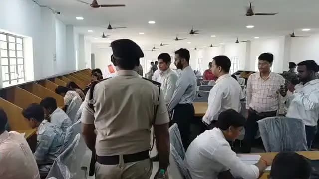समाहरणालय पूर्णिया,
जनसंपर्क कार्यालय,
दिनांक 29/9/2026,
==================
कहानी बदलाव की:-----
--------------------------
पूर्णिया: जिला स्कूल का जर्जर भवन बना अत्याधुनिक डिजिटल लाइब्रेरी, प्रतियोगी परीक्षाओं की तैयारी कर रहें छात्रों को मिला बड़ा सहारा:--
जिला प्रशासन के 'सेवा संकल्प कायाकल्प अभियान' के तहत पूर्णिया जिला स्कूल परिसर में वर्षों से खंडहर बने एक जर्जर भवन की तस्वीर पूरी तरह बदल गई है।
प्रशासन ने इस भवन का जीर्णोद्धार कर इसे 150 सीटों वाली अत्याधुनिक डिजिटल लाइब्रेरी का रूप दे दिया है, जिससे गरीब और मध्यम वर्ग के प्रतियोगी परीक्षार्थियों के लिए नि:शुल्क और सर्वसुविधायुक्त माहौल तैयार हुआ है।
श्री अंशुल कुमार (भा०प्र०से०) जिला पदाधिकारी ने लाइब्रेरी का शुभारंभ करते हुए मीडिया प्रतिनिधिगण से रू-ब-रू के दौरान बताया गया कि आर्थिक रूप से कमजोर छात्रों को पहले महंगे निजी पुस्तकालयों का रुख करना पड़ता था।
अब इस पहल से छात्र बिना किसी वित्तीय बोझ के गुणवत्ताप�
