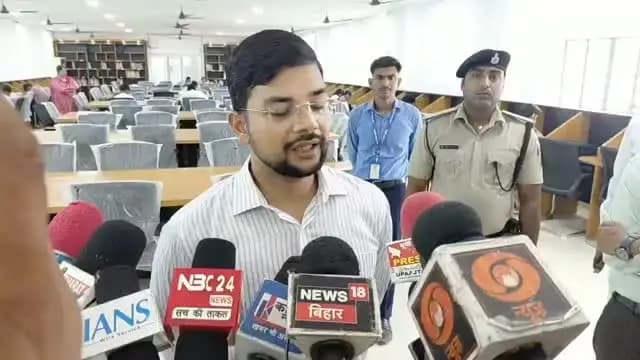 समाहरणालय पूर्णिया,
जनसंपर्क कार्यालय,
दिनांक 29/9/2026,
==================
कहानी बदलाव की:-----
--------------------------
पूर्णिया: जिला स्कूल का जर्जर भवन बना अत्याधुनिक डिजिटल लाइब्रेरी, प्रतियोगी परीक्षाओं की तैयारी कर रहें छात्रों को मिला बड़ा सहारा:--
जिला प्रशासन के 'सेवा संकल्प कायाकल्प अभियान' के तहत पूर्णिया जिला स्कूल परिसर में वर्षों से खंडहर बने एक जर्जर भवन की तस्वीर पूरी तरह बदल गई है।
प्रशासन ने इस भवन का जीर्णोद्धार कर इसे 150 सीटों वाली अत्याधुनिक डिजिटल लाइब्रेरी का रूप दे दिया है, जिससे गरीब और मध्यम वर्ग के प्रतियोगी परीक्षार्थियों के लिए नि:शुल्क और सर्वसुविधायुक्त माहौल तैयार हुआ है।
श्री अंशुल कुमार (भा०प्र०से०) जिला पदाधिकारी ने लाइब्रेरी का शुभारंभ करते हुए मीडिया प्रतिनिधिगण से रू-ब-रू के दौरान बताया गया कि आर्थिक रूप से कमजोर छात्रों को पहले महंगे निजी पुस्तकालयों का रुख करना पड़ता था।
अब इस पहल से छात्र बिना किसी वित्तीय बोझ के गुणवत्ताप�