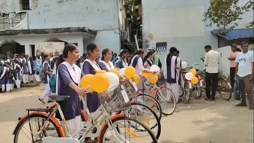 বলরামপুর: বিধায়কের হাত থেকে সারথী প্রকল্পের সাইকেল পেয়ে উচ্ছ্বসিত বলরামপুরের ছাত্র-ছাত্রীরা