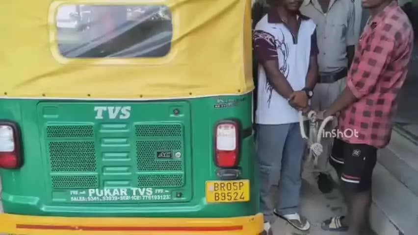 ढाका: कुंडवा चैनपुर पुलिस ने नेपाली शराब और एक ऑटो के साथ दो तस्करों को किया गिरफ्तार