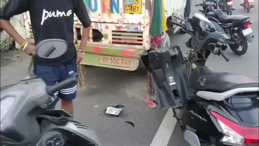 कालका: मल्ला मोड़ पर सड़क किनारे खड़ी पिकअप से हादसा, स्कूटी सवार युवती गंभीर घायल, टांग में फ्रैक्चर और सिर पर चोट