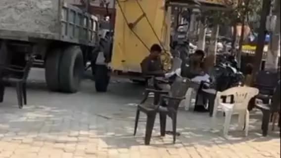 गोला: बड़हलगंज में आपसी विवाद में युवक को घेरकर पीटा गया, पुलिस ने 3 धाराओं में दर्ज किया मुकदमा
