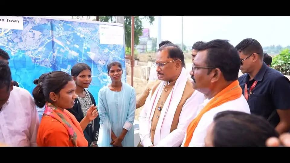 संकट की इस घड़ी में हर प्रभावित परिवार के साथ खड़ी है सुशासन सरकार!
प्रदेश के कई जिलों में भारी बारिश और बाढ़ जनित परिस्थितियों को देखते हुए मुख्यमंत्री श्री विष्णु देव साय के निर्देश पर राहत और बचाव कार्य युद्धस्तर पर जारी हैं।
मुख्यमंत्री श्री साय ने कहा कि प्रभावितों के लिए भोजन, दवाइयां, स्वास्थ्य शिविर और सुरक्षित आश्रय की व्यवस्था की गई है। आपदा से हर नागरिक को सुरक्षित बाहर निकालना ही हमारी सर्वोच्च प्राथमिकता है।
#Chhattisgarh #CMOCG #FloodRelief #CGFightsFlood #Bastar #Sukma #VishnuDeoSai