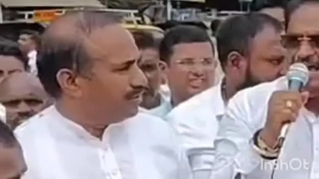 दिंडोरी: त्र्यंबक तालुक्याचा दुष्काळी तालुक्यात समावेश करण्याच्या मागणीसाठी शेतकऱ्यांचा रास्ता रोको