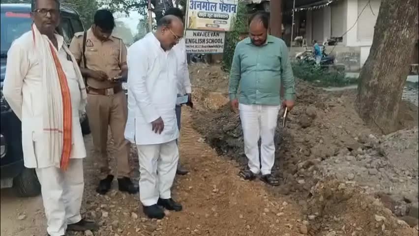 बेल्थरा रोड: बेल्थरारोड में करोड़ों की सड़क में 'भस्सी' देख विधायक भड़के, कहा- गुणवत्ता से खिलवाड़ हुआ तो भुगतान रुकेगा