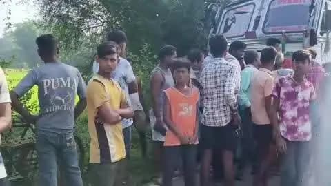 रजौन: खरमा मोड़ के पास तेज रफ्तार गिट्टी लोडेड ट्रक की टक्कर से बाइक सवार युवक की मौत, आक्रोशितों ने सड़क जाम की