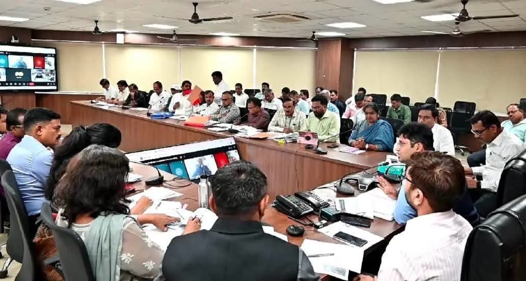 उत्तर सोलापूर: सोलापूर जिल्ह्यात ११ तालुक्यांत दुष्काळ; ८ दिवसांत १०० टक्के पंचनामे पूर्ण करा