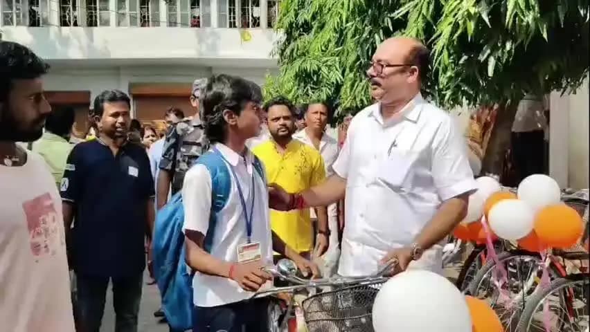 রামপুরহাট ১: রামপুরহাটে সারথি সাইকেল বিতরণ পড়ুয়াদের হাতে সাইকেল তুলে দিলেন বিধায়ক ধ্রুব সাহা