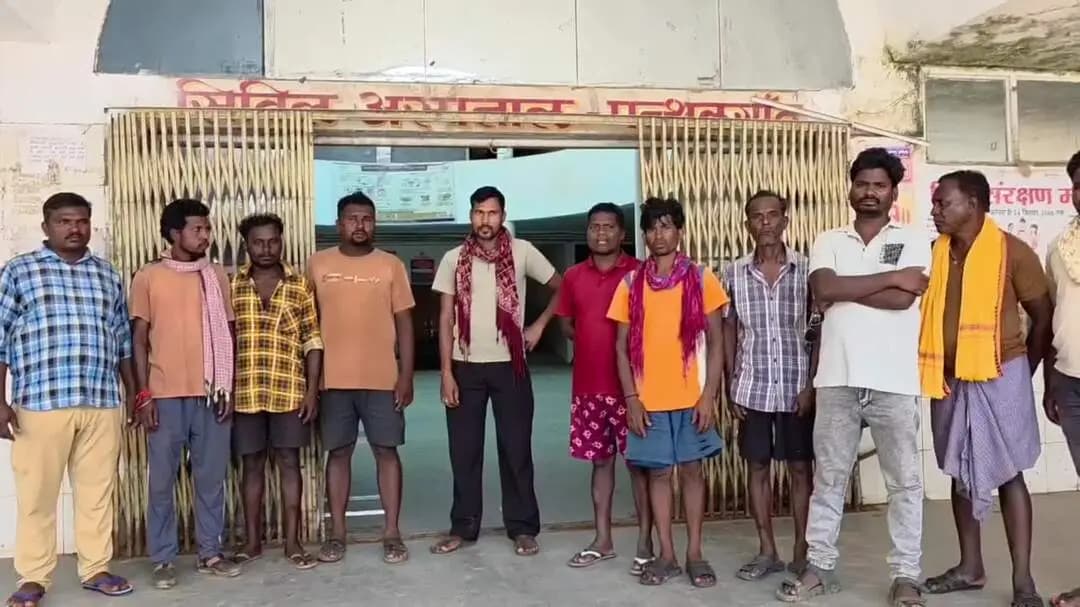 पत्थलगांव: पाकरगांव में बिजली पोल शिफ्टिंग के दौरान बड़ा हादसा, हाईटेंशन करंट की चपेट में आए 2 मजदूरों की मौत, 2 घायल
