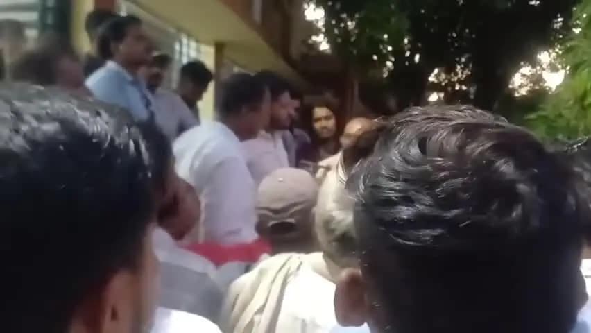 बड़वानी: अंजड मंडी मे कपास के कम भाव मिलने पर किसानों ने किया हंगामा, लगभग 2 घंटे तक रोड पर जाम लगाया अधिकारियों ने चर्चा कर शांत
