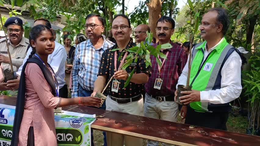 ଝାରସୁଗୁଡା: ଏଚ କଣ୍ଟାପାଳି ସ୍ଥିତ PKSS ଉଚ୍ଚ ମାଧ୍ୟମିକ ବିଦ୍ୟାଳୟ ଠାରେ ଜିଲ୍ଲାସ୍ତରୀୟ ଫଳଚାରା ବଣ୍ଟନ ଓ ରୋପଣ କାର୍ଯ୍ୟକ୍ରମ ଅନୁଷ୍ଠିତ