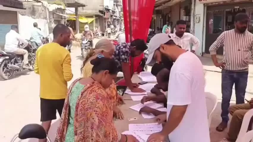 बालाघाट: भरवेली में EVM पर भड़के वोटर, 'वोट चोरी' का आरोप; तीन पंचायतों में 62.48% मतदान