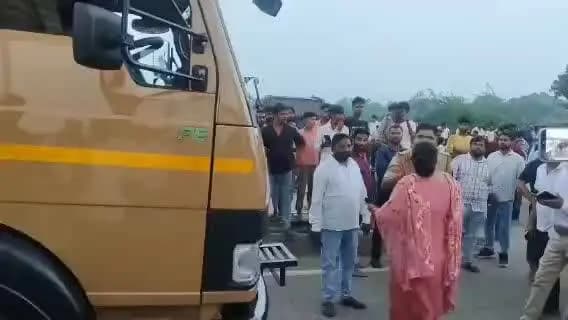 सीतापुर: लगातार सराय नदी का जलस्तर बढ़ने से केशव ग्रीन सिटी के लोगों ने NH 24 को किया जाम, अधिकारियों पर लगे आरोप