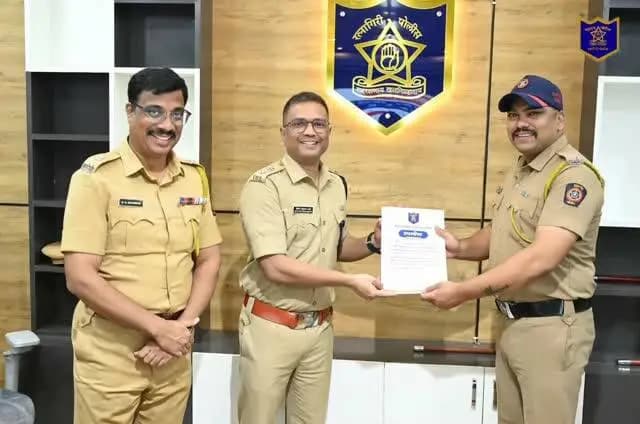 रत्नागिरी पोलीस दलातील उत्कृष्ट कामगिरी करणाऱ्या अधिकारी व अंमलदारांचा प्रशस्तीपत्र देऊन गौरव...
पोलीस अधीक्षक कार्यालय, रत्नागिरी येथे आयोजित मासिक गुन्हे आढावा बैठकीदरम्यान रत्नागिरी जिल्ह्यात उत्कृष्ट कामगिरी करणाऱ्या पोलीस अधिकारी व अंमलदारांचा मा. पोलीस अधीक्षक श्री. नितीन बगाटे (भा.पो.से.) व मा. अपर पोलीस अधीक्षक श्री. बी. बी. महामुनी यांच्या हस्ते प्रशस्तीपत्र प्रदान करून गौरव करण्यात आला.
CMO MAHARASHTRA Devendra Fadnavis Eknath Shinde - एकनाथ शिंदे Sunetra Pawar उदय सामंत Yogesh Ramdas Kadam महाराष्ट्र पोलीस | Maharashtra Police IGP Konkan Range Nitin Bagate IPS #appreciation #goodwork #ratnagiri #ratnagiripolice