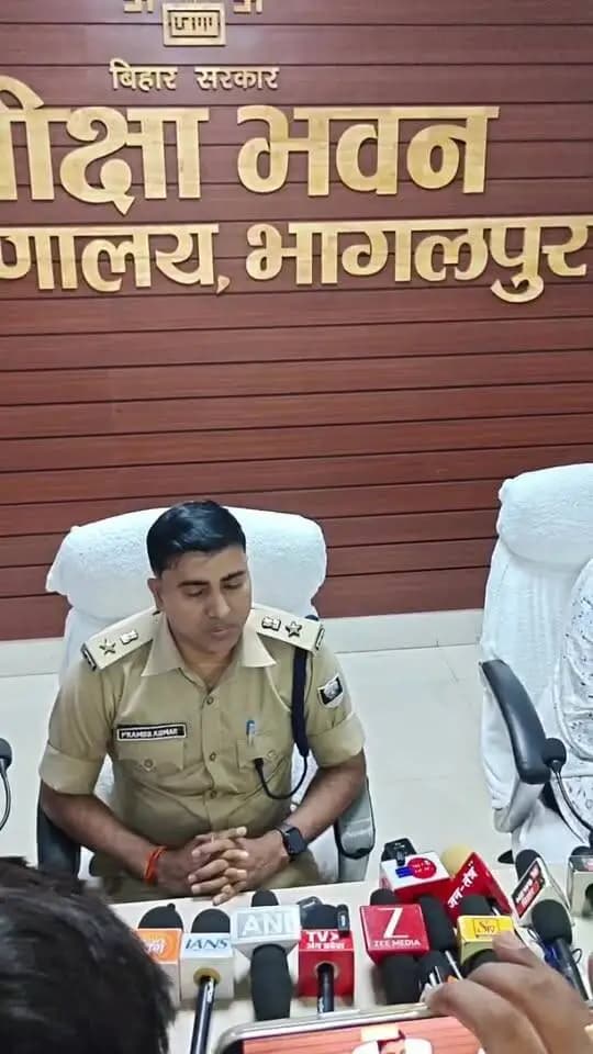 भागलपुर, 29 सितम्बर 2026।
विक्रमशिला पुल पर आवागमन बंद होने के बाद आम लोगों की सुविधा को ध्यान में रखते हुए फेरी सेवा एवं यातायात के वैकल्पिक प्रबंध शुरू किए जाने तथा सुरक्षा व्यवस्था के संबंध में वरीय पुलिस अधीक्षक, भागलपुर के द्वार जानकारी दी जा रही है
#CMSamrat
#samratchoudhary
#भागलपुर #विक्रमशिला_पुल #प्रेस_कॉन्फ्रेंस #फेरी_सेवा #यातायात #वैकल्पिक_व्यवस्था #जिलाधिकारी #अलंकृता_पांडेय #Bhagalpur #VikramshilaBridge