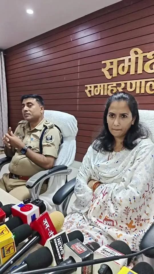 भागलपुर, 29 सितम्बर 2026।
विक्रमशिला पुल पर आवागमन बंद होने के बाद आम लोगों की सुविधा को ध्यान में रखते हुए फेरी सेवा एवं यातायात के वैकल्पिक प्रबंध शुरू किए जाने के संबंध में जिला पदाधिकारी, भागलपुर श्रीमती अलंकृता पांडेय द्वारा आज समीक्षा भवन, भागलपुर में प्रेस कॉन्फ्रेंस आयोजित की जा रही है।
#CMSamrat
#samratchoudhary
#भागलपुर #विक्रमशिला_पुल #प्रेस_कॉन्फ्रेंस #फेरी_सेवा #यातायात #वैकल्पिक_व्यवस्था #जिलाधिकारी #अलंकृता_पांडेय #Bhagalpur #VikramshilaBridge