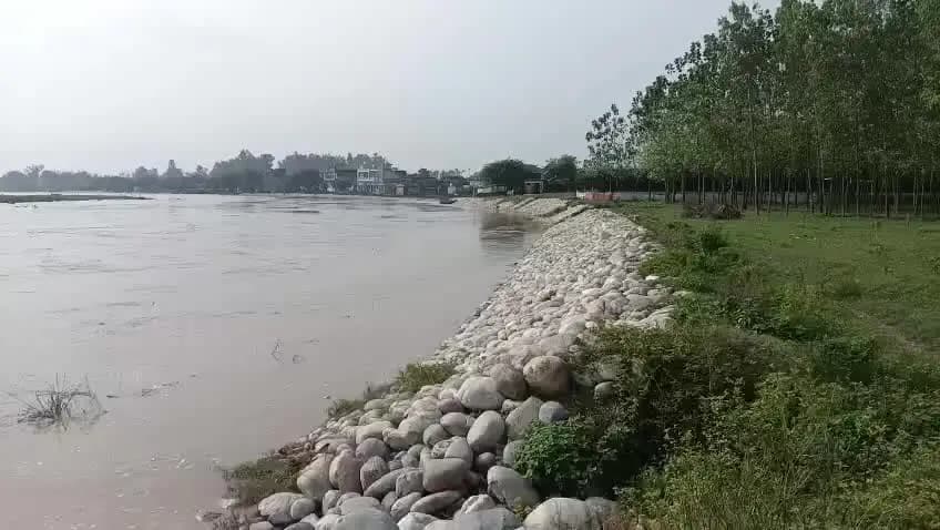 शाहाबाद: बेरुआ गांव के पास रामगंगा नदी काटन कर रही, स्थानीय लोगों ने वीडियो बनाकर सोशल मीडिया पर किया वायरल