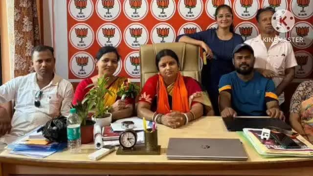 রঘুনাথপুর ১: রঘুনাথপুর শহরে অবস্থিত বিধায়ক কার্যালয়ে এলাকার মানুষের বিভিন্ন সমস্যা শুনলেন বিধায়িকা মামনি বাউরি