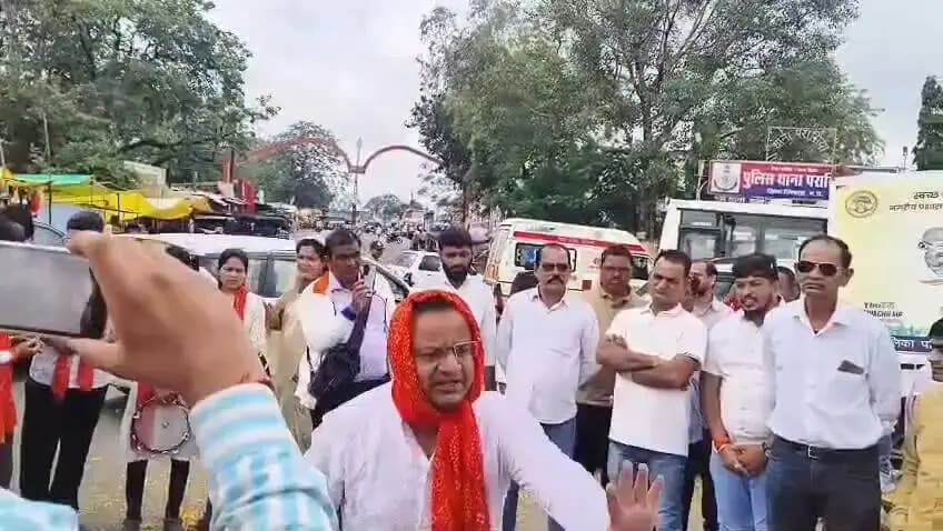 सेवा संकल्प अभियान के अंतर्गत परासिया में पुलिस थाना के सामने नुक्कड़ नाटक का आयोजन कर जनकल्याणकारी योजनाओं की जानकारी दी गई।
PMO India Dr Mohan Yadav
#सेवा_संकल्प_अभियान
#procwa #छिन्दवाड़ा
#JansamparkMP
Jansampark Madhya Pradesh