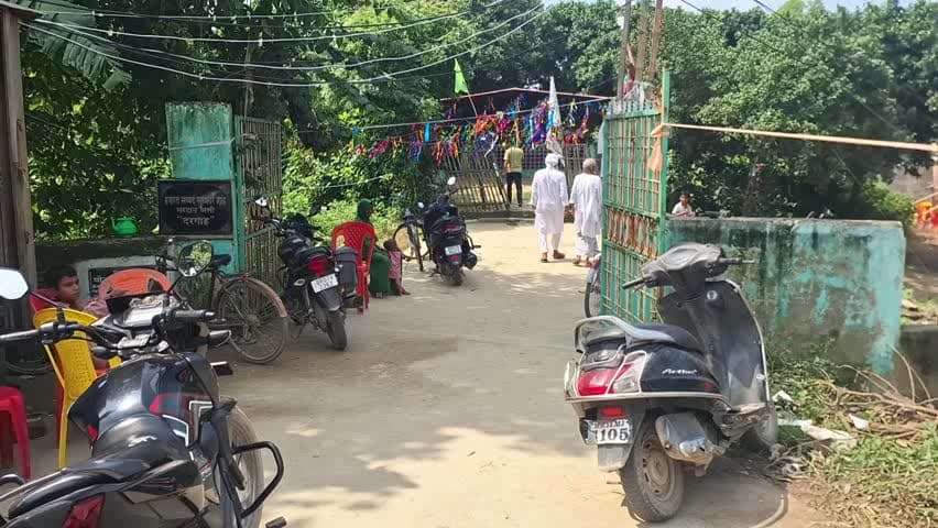 दरभंगा: 400 साल पुराने पीर बाबा के मजार को बचाने की मांग, तीसरे दिन भी अनिश्चितकालीन धरना प्रदर्शन जारी