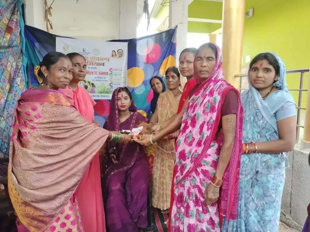 सेवा संकल्प अभियान | आंगन मिलन सेवा कार्यक्रम
मैनपुर विकासखंड के 11 ग्राम पंचायतों के 51 आंगनबाड़ी केंद्रों में आंगन मिलन सेवा कार्यक्रम का आयोजन किया गया। इस अवसर पर महिलाओं एवं बच्चों को स्वास्थ्य, पोषण एवं सामाजिक सुरक्षा के प्रति जागरूक किया गया।
कार्यक्रम में पौष्टिक आहार प्रदर्शन, मनोरंजक गतिविधियां, गर्भवती महिलाओं की गोदभराई तथा उत्कृष्ट कार्य करने वाली आंगनबाड़ी कार्यकर्ताओं एवं मितानिनों का सम्मान किया गया।
#सेवा_संकल्प_अभियान #आंगन_मिलन_सेवा #पोषण_जागरूकता #मैनपुर #gariyaband