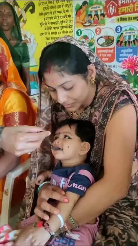 सेवा संकल्प अभियान के अंतर्गत ग्राम रजनकट्टा के आंगनबाड़ी केंद्र में आंगन मिलन उत्सव का आयोजन किया गया। पोषण जागरूकता, अन्नप्राशन, आकर्षक थाली, मेहंदी एवं फैंसी ड्रेस सहित विभिन्न गतिविधियों के माध्यम से पोषण एवं स्वास्थ्य के प्रति जागरूकता का संदेश दिया गया। इस अवसर पर न्योता भोज का आयोजन किया गया तथा उपस्थितजनों ने पोषण शपथ ली।
#सेवा_संकल्प_अभियान #आंगन_का_उत्सव #पोषण_जागरूकता #gariyaband #vishnudeosai
