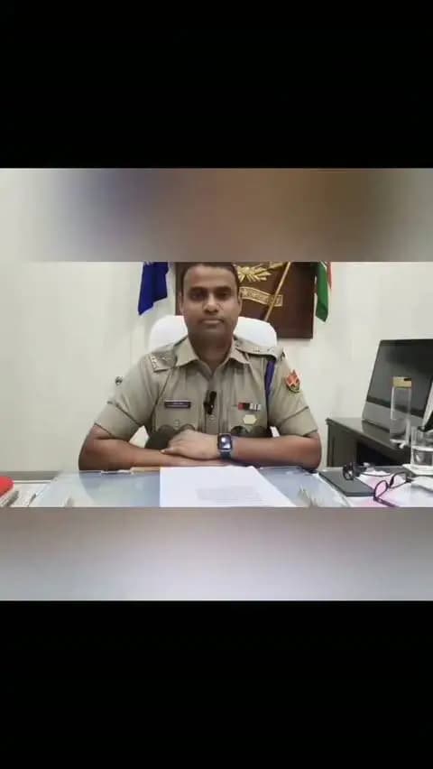 *पुलिस अधीक्षक कार्यालय में ऑटो-टैक्सी पर लगाए गए साइबर जागरूकता पंपलेट*
*साइबर अपराधों से बचाव के लिए आमजन को किया जा रहा जागरूक, ऑटो-टैक्सी के माध्यम से पहुंचाया जाएगा साइबर सुरक्षा का संदेश*
#चित्तौड़गढ़, 29 सितंबर। जिला पुलिस अधीक्षक श्री धर्मेन्द्र सिंह के निर्देशन में जिले में आमजन को साइबर अपराधों के प्रति जागरूक करने के उद्देश्य से साइबर जागरूकता अभियान चलाया जा रहा है। इसी क्रम में मंगलवार को पुलिस अधीक्षक कार्यालय परिसर में साइबर थाना पुलिस द्वारा ऑटो एवं टैक्सी वाहनों पर साइबर अपराधों से बचाव संबंधी जागरूकता पंपलेट चिपकाए गए।
इस दौरान जिला पुलिस अधीक्षक श्री धर्मेन्द्र सिंह के साथ उपस्थित सभी पुलिस अधिकारियों एवं कर्मचारियों ने भी ऑटो एवं टैक्सी वाहनों पर साइबर जागरूकता संबंधी पंपलेट लगाए तथा ऑटो-टैक्सी चालकों से संवाद कर उन्हें साइबर अपराधों के प्रति सतर्क रहने एवं आमजन तक साइबर सुरक्षा का संदेश पहुंचाने के लिए प�