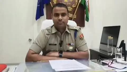 *महिला सुरक्षा में उत्कृष्ट कार्य करने वाली कालिका पेट्रोलिंग यूनिट एवं महिला थाना अधिकारी को किया सम्मानित*
*फोटो-वीडियो के नाम पर महिला को परेशान एवं ब्लैकमेल करने वाले व्यक्ति को डिटेन करने में महत्वपूर्ण भूमिका निभाने पर पुलिस अधीक्षक ने किया सम्मानित*
#चित्तौड़गढ़, 29 सितम्बर। महिलाओं एवं युवतियों की सुरक्षा को प्राथमिकता देते हुए जिला पुलिस द्वारा लगातार प्रभावी कार्रवाई की जा रही है। महिला सुरक्षा से जुड़े प्रकरण में त्वरित एवं संवेदनशील कार्रवाई करते हुए महत्वपूर्ण भूमिका निभाने वाली कालिका पेट्रोलिंग यूनिट तथा महिला पुलिसकर्मियों एवं महिला थाना धिकारी रेणु खोईवाल को जिला पुलिस अधीक्षक श्री धर्मेन्द्र सिंह द्वारा प्रशस्ति पत्र प्रदान कर सम्मानित किया गया।
हाल ही में कालिका पेट्रोलिंग यूनिट एवं महिला थाना पुलिस द्वारा संयुक्त कार्रवाई करते हुए फोटो-वीडियो के नाम पर एक महिला को परेशान एवं ब्लैकमेल करने वाले व्य