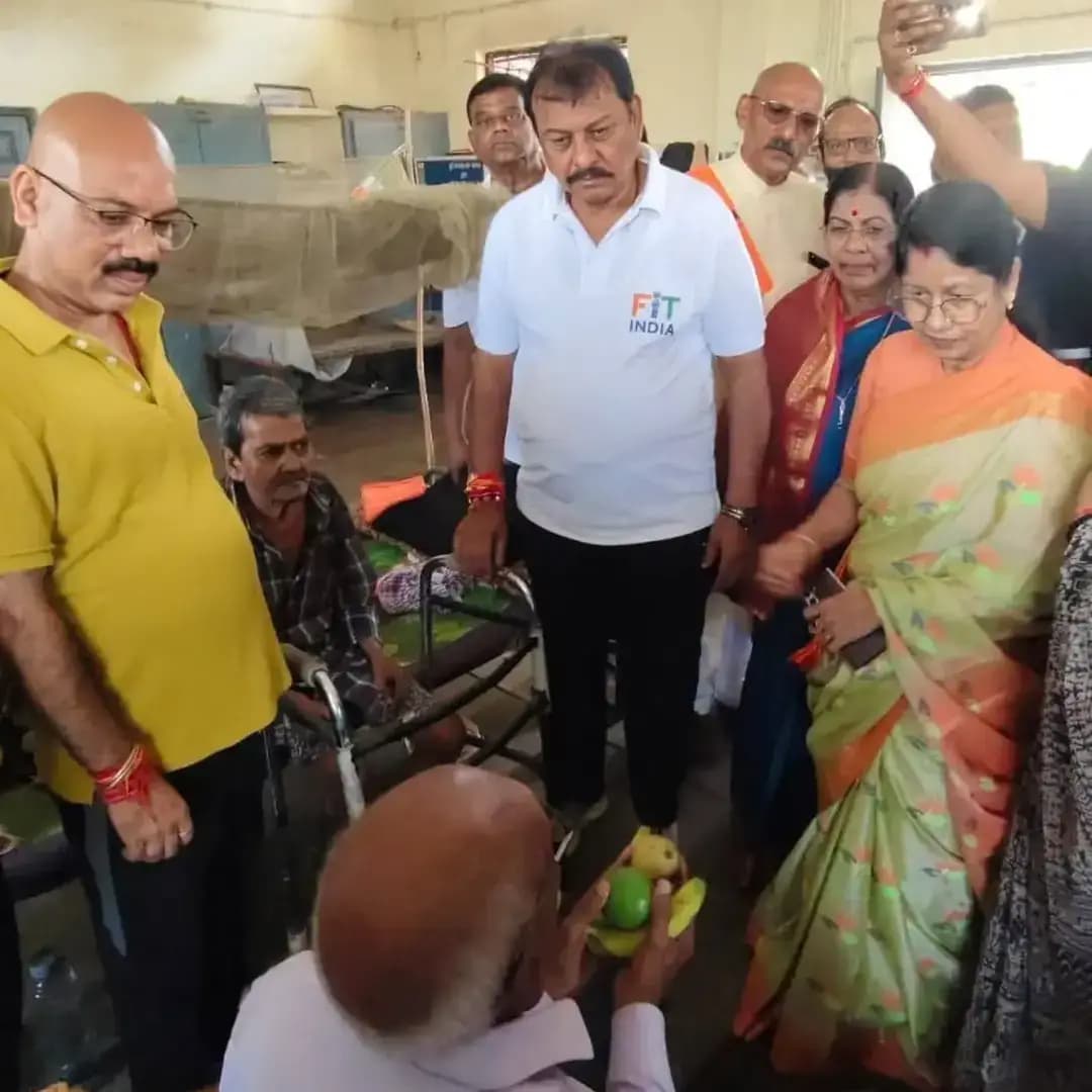 सेवा मेरा योगदान | बुजुर्गों के साथ अपनत्व के पल ❤️
‘सेवा संकल्प अभियान’ के तहत ‘सेवा मेरा योगदान’ कार्यक्रम में पुलगांव स्थित वृद्धाश्रम में फल वितरण कर वृद्धजनों से आत्मीय मुलाकात की गई। उनका कुशलक्षेम जाना और उनके साथ समय बिताकर सेवा एवं संवेदना का संकल्प लिया गया।
इस अवसर पर छत्तीसगढ़ शासन के कैबिनेट मंत्री श्री गजेंद्र यादव, लोकसभा सांसद श्री विजय बघेल, महापौर श्रीमती अलका बाघमार एवं वरिष्ठ नागरिक श्री सुरेंद्र कौशिक उपस्थित रहे।
बुजुर्गों का सम्मान, अपनत्व और सेवा—यही सच्चे मानवीय मूल्यों की पहचान है।
#सेवा_संकल्प_अभियान #सेवा_मेरा_योगदान #सेवा_की_कहानी #जनभागीदारी #वृद्धजन_सम्मान