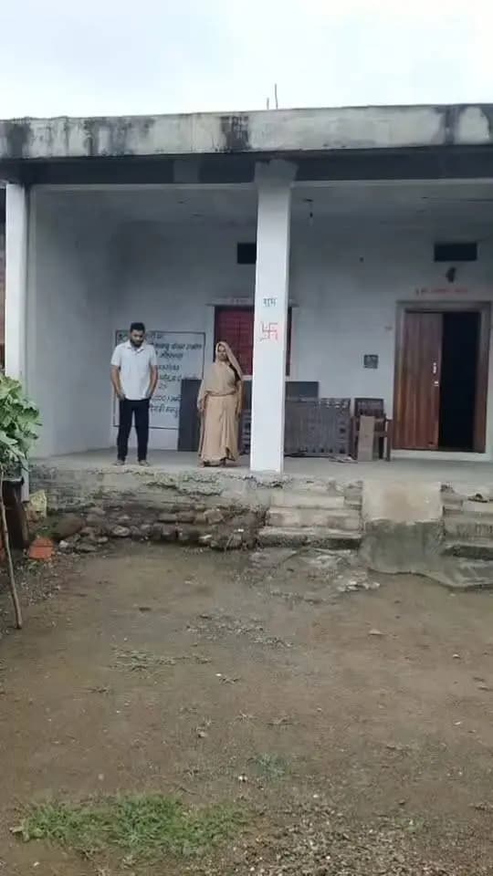 #सेवा_संकल्प_अभियान सेवा की कहानी*
🔸झिरण्या, उन्हेल के राकेश विश्वकर्मा मां के साथ पक्के मकान में रह रहे हैं
🔸प्रधानमंत्री श्री नरेंद्र मोदी द्वारा चलाई गई प्रधानमंत्री आवास योजना ने कई हितग्राहियों के जीवन में बदलाव ला दिया है। कभी कच्चे मकान और बरसात में टपकती छत से संघर्ष करने वाले लोग आज पक्की छत व शौचालय वाले मकान में रह रहे हैं। उनके रहन-सहन और आवास में आए बदलाव को लेकर वे अत्यधिक उत्साहित और खुश हैं और प्रधानमंत्री श्री मोदी को धन्यवाद देते हैं। झिरण्या निवासी राकेश विश्वकर्मा अपनी मां के साथ पक्के मकान में रहने का सुख उठा रहे हैं। उनका कहना है कि प्रधानमंत्री आवास योजना ने उनके जीवन में ऐसा बदलाव आया है, जो शायद कोशिश करके थक जाते तो नहीं आता।
Chief Minister, MP
Jansampark Madhya Pradesh