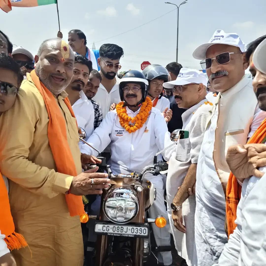 सेवा संकल्प अभियान के तहत ‘जल जन कलश यात्रा’ 🚩🏍️
गुजरात के वडनगर से वाराणसी के लिए निकली ‘जल जन कलश यात्रा’ बाइक यात्रा का दुर्ग पहुंचने पर आत्मीय स्वागत एवं सहभागिता हुई।
इस अवसर पर उप मुख्यमंत्री श्री अरुण साव, कैबिनेट मंत्री श्री गजेंद्र यादव, यात्रा का नेतृत्व कर रहे राज्यसभा सांसद श्री राजेश शुक्ल विधायक श्री ललित चंद्राकर एवं वरिष्ठ नागरिक श्री सुरेंद्र कौशिक की गरिमामयी उपस्थिति रही।
यह यात्रा सेवा, संकल्प, जनभागीदारी और राष्ट्र निर्माण की भावना को जन-जन तक पहुंचाने का संदेश दे रही है।
आइए, हम सभी मिलकर सेवा संकल्प अभियान को जनभागीदारी का व्यापक स्वरूप दें और विकसित भारत के निर्माण में अपनी भूमिका निभाएं।
#सेवा_संकल्प_अभियान #जल_जन_कलश_यात्रा #जनभागीदारी #सेवा_ही_संकल्प #विकसित_भारत मेरे_सपनों_का_भारत