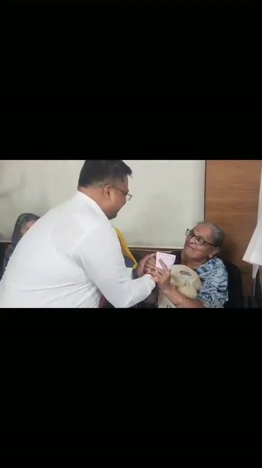 *जनसुनवाई में किसी को शिक्षा, किसी को इलाज, किसी को आवास और रोजगार में मिली सहायता*
----
*जनसुनवाई में 304 आवेदन प्राप्त, जरूरतमंदों को मौके पर मिली सहायता*
-----
*समस्याओं के निराकरण से खुश नागरिकों ने मुख्यमंत्री डॉ. मोहन यादव और कलेक्टर श्री शिवम वर्मा के प्रति जताया आभार*
इंदौर, 29 सितंबर 2026
मुख्यमंत्री डॉ. मोहन यादव की संवेदनशील पहल और सुशासन की व्यवस्था के तहत प्रति मंगलवार कलेक्टर कार्यालय इंदौर में आयोजित होने वाली जनसुनवाई में आज कलेक्टर श्री शिवम वर्मा ने आवेदकों की समस्याओं को गंभीरता और संवेदनशीलता के साथ सुना। जनसुनवाई में कुल 304 आवेदन प्राप्त हुए। सभी आवेदनों को दर्ज करते हुए संबंधित अधिकारियों को आवश्यक कार्रवाई के निर्देश दिए गए। जिन प्रकरणों में तत्काल सहायता की आवश्यकता थी, उनमें मौके पर ही सहायता उपलब्ध कराई गई तथा जिन मामलों में तत्काल निराकरण संभव था, उनका भी निराकरण किया गया।
जनसुनवाई में शिक्षा, स्वास्थ्य, आर्थिक सहायता, आवास, रोजगार सहित विभिन्न विषयों से संबंधित आवेदन आए। जरूरतमंद नागरिकों को नियमानुसार आर्थिक एवं स्वास्थ्य संबंधी सहायता उपलब्ध कराने के साथ ही पात्र हितग्राहियों को प्रधानमंत्री आवास योजना के माध्यम से आवास का लाभ दिलाने के लिए भी कार्रवाई की गई। शेष प्रकरणों में जांच एवं नियमानुसार समय-सीमा में निराकरण के निर्देश दिए गए।
इस दौरान कुछ ऐसे नागरिक भी जनसुनवाई में पहुंचे, जिन्हें पूर्व में जनसुनवाई के माध्यम से सहायता मिली थी। उन्होंने अपनी समस्या के समाधान के लिए मुख्यमंत्री डॉ. मोहन यादव एवं जिला प्रशासन के प्रति धन्यवाद ज्ञापित किया। कलेक्टर श्री शिवम वर्मा ने कहा कि जनसुनवाई का उद्देश्य केवल आवेदन प्राप्त करना नहीं, बल्कि प्रत्येक जरूरतमंद व्यक्ति की समस्या का संवेदनशीलता के साथ समाधान सुनिश्चित करना है।
*बीमार पिता के उपचार में मिली सहायता, स्वस्थ होने पर जताया आभार*
जनसुनवाई में पहुँचे आवेदक दीपक तिवारी ने बताया कि उनके पिता दुर्घटना में गंभीर रूप से घायल हो गए थे। उपचार को लेकर परिवार काफी चिंतित था। जिला प्रशासन के सहयोग और स्वास्थ्य विभाग की टीम द्वारा तत्परता से उपचार एवं देखभाल किए जाने से उनके पिता की स्थिति में सुधार हो रहा है। इसके लिए उन्होंने मुख्यमंत्री डॉ. मोहन यादव एवं जिला प्रशासन के प्रति आभार व्यक्त किया।
*महिला का राशन कार्ड बनवाकर दिलाया राशन*
इसी तरह एक जरूरतमंद महिला श्रीमती ज्योति सोनी का राशन कार्ड नहीं बन पा रहा था। महिला द्वारा जनसुनवाई में अपनी समस्या बताने पर तत्काल कार्रवाई करते हुए उसका राशन कार्ड बनवाया गया तथा उसे राशन का लाभ भी दिलाया गया। सहायता मिलने पर महिला ने मुख्यमंत्री डॉ. मोहन यादव एवं जिला प्रशासन के प्रति धन्यवाद व्यक्त किया। महिला ने विशेषकर कलेक्टर श्री शिवम वर्मा के प्रति धन्यवाद ज्ञापित किया। महिला ने कहा कि उसे उम्मीद नहीं थी कि इतनी जल्दी उसका यह काम हो जाएगा। राशन कार्ड बनने से उसे आयुष्मान कार्ड भी मिलेगा, जिससे वह 5 लाख रुपये तक का नि:शुल्क इलाज बड़े प्रायवेट अस्पतालों में करवा सकेगी।
कलेक्टर श्री शिवम वर्मा ने कहा कि मुख्यमंत्री डॉ. मोहन यादव के निर्देशानुसार जनसुनवाई में आने वाले प्रत्येक जरूरतमंद व्यक्ति की समस्या को गंभीरता से लिया जा रहा है। तत्काल सहायता वाले मामलों में मौके पर सहायता उपलब्ध कराई जा रही है तथा अन्य प्रकरणों को संबंधित विभागों को भेजकर नियमानुसार समय-सीमा में कार्रवाई सुनिश्चित की जा रही है।
----
#जनसुनवाई #सुशासन #JansamparkMP #indore #इंदौर
CM Madhya Pradesh
Jansampark Madhya Pradesh
Indore Commissioner
Indore Municipal Corporation