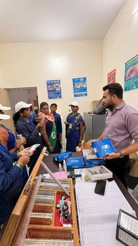 स्वच्छता ही सेवा अभियान 2026 एवं सेवा संकल्प अभियान के अंतर्गत आयोजित हुआ सफाईमित्र सुरक्षा शिविर
जो स्वच्छता दीदियां प्रतिदिन अपने कार्य के प्रति समर्पित रहते हुए शहर को स्वच्छ रखने में महत्वपूर्ण भूमिका निभाती हैं, उनके स्वास्थ्य एवं कल्याण का ध्यान रखना भी हमारी जिम्मेदारी है।
इस अवसर पर फरसगांव स्वास्थ केंद्र एवं नगर पंचायत फरसगांव के समन्वय से आयोजित स्वच्छता दीदियों का स्वास्थ्य परीक्षण में सफाई मित्रों को आवश्यक स्वास्थ्य संबंधी परामर्श प्रदान किया गया।
स्वच्छता के प्रहरी स्वस्थ रहेंगे, तभी स्वच्छता का संकल्प और मजबूत होगा। ♻️💚
#swachhchhattisgarh
#swachhtahiseva #cmochhattisgarh #sewasankalpabhiyan
@chhattisgarhcmo @arunsaobjpofficial @officialurbancg @sbmurbangov @