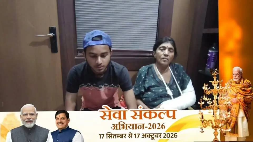 आयुष्मान भारत योजना से मिला स्वास्थ्य सुरक्षा का वरदान
-
टीकमगढ़ जिले की जतारा तहसील के निवासी प्रहलाद अहिरवार ने बताया कि 'आयुष्मान भारत योजना' के माध्यम से देवसुधा सेवालय हॉस्पिटल में उनकी दादी का इलाज हुआ।
योजना की मदद से हड्डी से संबंधित समस्या का समय पर समाधान हो सका।
इस निःशुल्क इलाज की सुविधा के लिए उन्होंने प्रधानमंत्री श्री नरेन्द्र मोदी जी का सहृदय धन्यवाद किया।
#SevaSankalpAbhiyan
#सेवा_संकल्प_अभियान
#JansamparkMP
#Jansamparktikamgarh
#tikamgarh