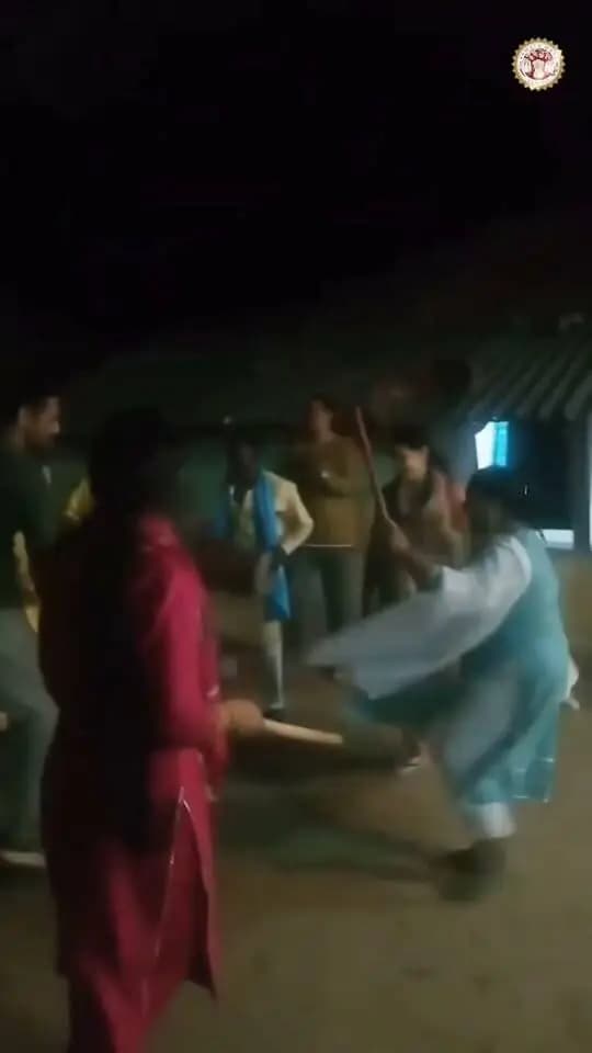 #कहानी_बदलाव_की
सतपुड़ा की गोद में बसा है एक छोटा सा गांव #सावरवानी आज फ़िल्मी दुनिया की पसंद बनता जा रहा है
यहां की खूबसूरत वादियों में अब गूंजती है लाईट, कैमरा, एक्शन की आवाज
फिल्मों की शूटिंग से यहां के #होम_स्टे फ़ुल हो रहे हैं और स्थानीय ग्रामीणों को मिला रहा है सीधा रोजगार
PMO India Dr Mohan Yadav
CM Madhya Pradesh
#MPTourism
#सेवा_संकल्प_अभियान
#SevaSankalpAbhiyan
#procwa #छिन्दवाड़ा
#JansamparkMP
Madhya Pradesh Tourism
Jansampark Madhya Pradesh