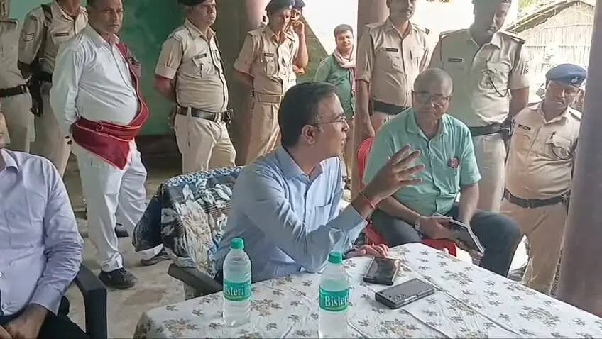 ## nis:value=## nis:enabled=true nis:link/> समाहरणालय, खगड़िया
**दिनांक : 29 सितंबर 2026**
## **जिलाधिकारी ने मछुआरों से किया संवाद, मत्स्य उत्पादन बढ़ाने एवं खगड़िया को समेकित मात्स्यिकी क्लस्टर के रूप में विकसित करने पर हुई चर्चा**
**खगड़िया, 29 सितंबर 2026।** जिलाधिकारी खगड़िया **श्री विक्रम विरकर** की अध्यक्षता में अलौली प्रखंड अंतर्गत फुलतौड़ा पंचायत के वार्ड संख्या-11 में मत्स्यजीवी सहयोग समिति के प्रतिनिधियों, मछुआरा सदस्यों एवं मत्स्य पालकों के साथ संवाद कार्यक्रम आयोजित किया गया। इस दौरान मछुआरों की समस्याओं, उनकी आजीविका से जुड़े विषयों तथा जिले में मत्स्य उत्पादन को बढ़ावा देने की संभावनाओं पर विस्तृत चर्चा की गई।
संवाद के दौरान मछुआरा सदस्यों द्वारा **जलकरों की बंदोबस्ती एवं प्रबंधन, मत्स्य बीज की उपलब्धता, जलकरों में मत्स्य उत्पादन बढ़ाने, मछली के बाजार की व्यवस्था, केज कल्चर एवं पेन कल्चर तथा नाव-जाल उद्योग** स्थापित करने सहित विभिन्न सुझाव जिलाधिकारी के समक्ष रखे गए।
जिलाधिकारी श्री विक्रम विरकर ने मछुआरा समुदाय की समस्याओं को गंभीरतापूर्वक सुना तथा संबंधित पदाधिकारियों को समस्याओं के यथोचित समाधान के लिए आवश्यक निर्देश दिए। उन्होंने कहा कि खगड़िया जिला नदियों, चौर-मौन, धार, जलकरों एवं अन्य प्राकृतिक जल संसाधनों से समृद्ध है। इन संसाधनों का **वैज्ञानिक एवं योजनाबद्ध तरीके से उपयोग** कर जिले में मत्स्य उत्पादन तथा मछुआरों की आय में उल्लेखनीय वृद्धि की जा सकती है।
उन्होंने कहा कि खगड़िया जिले में अंतर्देशीय मत्स्य संसाधनों की बहुलता एवं देशी मछलियों की विभिन्न प्रजातियों की उपलब्धता के कारण मात्स्यिकी क्षेत्र के विकास की व्यापक संभावनाएं हैं। जिले में सरकारी एवं निजी जलकरों, तालाबों, चौरों, मौनों एवं अन्य जल निकायों के साथ-साथ गंगा, कोसी, बागमती, कमला एवं बूढ़ी गंडक नदी प्रणालियों से संबद्ध विभिन्न धाराओं एवं उपधाराओं का विस्तृत जल संसाधन तंत्र मौजूद है।
जिलाधिकारी ने कहा कि **जिला प्रशासन का उद्देश्य मत्स्य संसाधनों का सतत एवं समग्र विकास करते हुए मछुआरा समुदाय की आजीविका को सुदृढ़ करना तथा खगड़िया को मत्स्य उत्पादन के क्षेत्र में अग्रणी जिला के रूप में विकसित करना है।** इसके लिए पारंपरिक तालाब आधारित मत्स्य पालन के साथ आर्द्रभूमि एवं नदीय मत्स्य पालन, केज कल्चर, पेन कल्चर तथा मत्स्य मूल्य-संवर्धन श्रृंखला को बढ़ावा देने की दिशा में कार्य किया जाएगा।
उन्होंने मछुआरा समुदाय से भी योजनाओं का लाभ उठाने, आधुनिक तकनीकों को अपनाने तथा मत्स्य संसाधनों के संरक्षण एवं संवर्धन में सक्रिय भागीदारी निभाने की अपील की।
कार्यक्रम में **जिला मत्स्य पदाधिकारी, खगड़िया, अनुमंडल पदाधिकारी, खगड़िया, अंचलाधिकारी, प्रखंड विकास पदाधिकारी, अलौली, मत्स्य प्रसार पदाधिकारी**, मत्स्यजीवी सहयोग समिति के प्रतिनिधि तथा लगभग **40 से 50 मत्स्यजीवी सहयोग समिति के मछुआरा सदस्य** उपस्थित रहे।