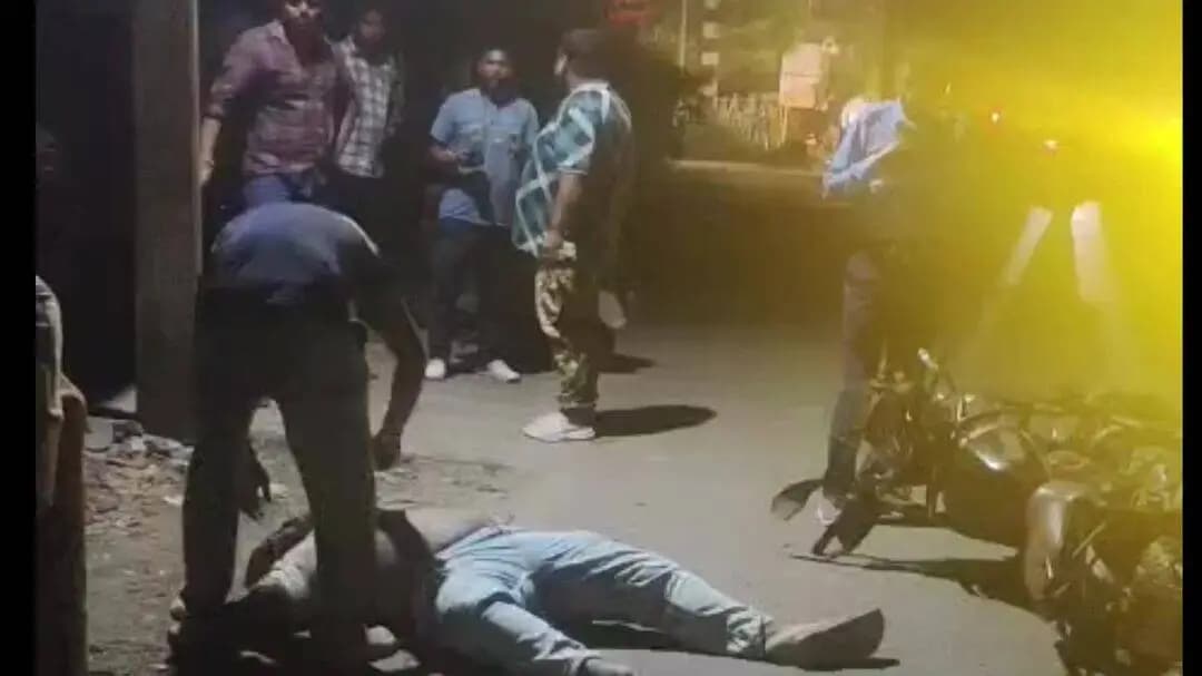 কৃষ্ণনগর ১: কৃষ্ণনগর রোড স্টেশন এলাকায় ভয়াবহ পথ দুর্ঘটনা! প্রাণ গেল এক যুবকের, ঘটনায় তীব্র চাঞ্চল্য