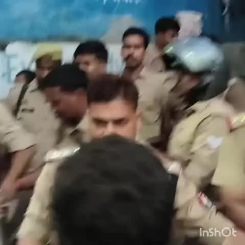 गोरखपुर: तारपीन के गोदाम में मिली जली लाश, 24 घंटे पहले लगी थी आग; शव मिलने पर जमकर हंगामा, पुलिस ने लाठियां भांजकर खदेड़ा